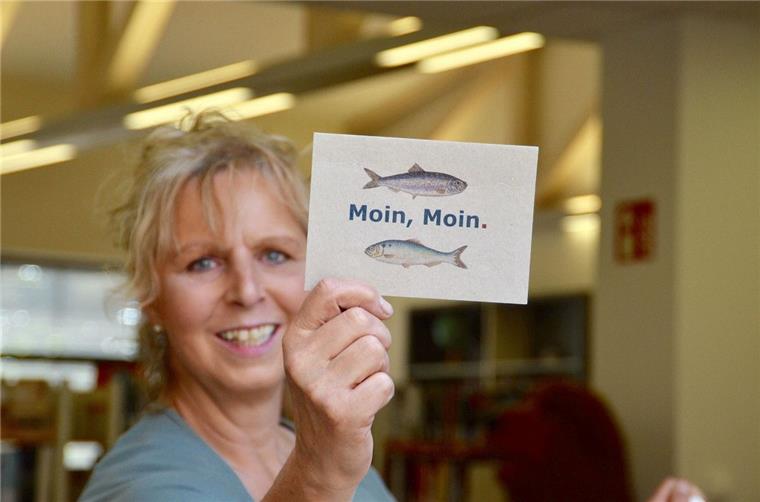 Schule in Tarmstedt nutzt Plattdeutsch sogar im Sportunterricht Heike Hiestermann setzt sich an der KGS Tarmstedt dafür ein Plattdeutsch zu retten. „Die Region und Platt sind sehr eng miteinander verbunden“, sagt die 52-Jährige. Hier zeigt sie eine von einer Schülerfirma gestaltete Postkarte.