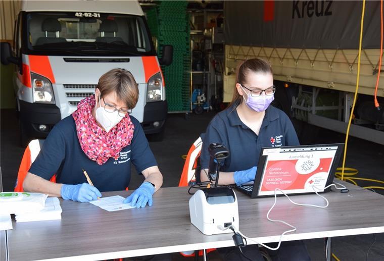 Corona-Bürgertest beim Roten Kreuz in Zeven Heike Kröger-Feldmann (links) und Lucy Steinke nehmen die Bürger im Empfang, prüfen die Identität und geben die Passwörter zum Lesen der Ergebnisse aus, die per Mail zugeschickt werden.
