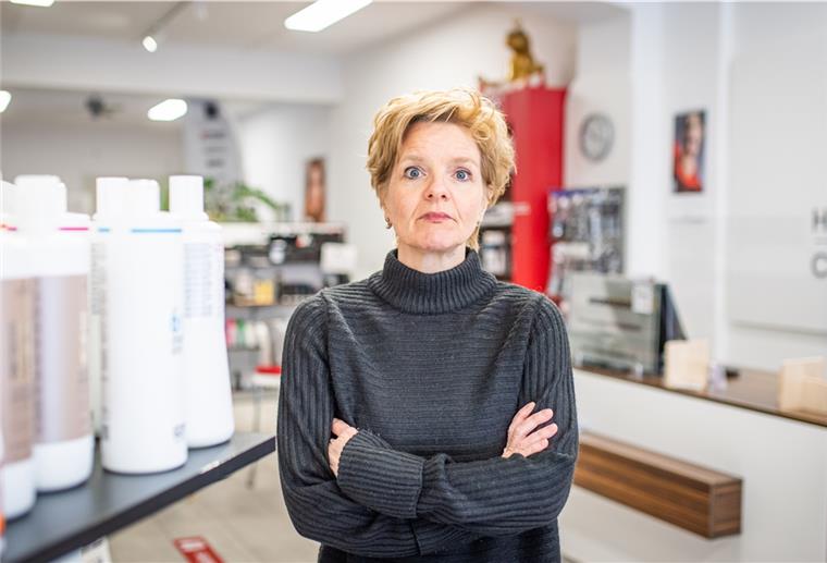 Bremerhavener Geschäft wartet auf Überbrückungshilfe Heike Kroll (52) betreibt in der Fußgängerzone von Bremerhaven ein Friseurbedarf-Geschäft "Hair & Cosmetic Company". Die anhaltende Corona-Pandemie trifft die Einzelhändler in der Stadt hart.