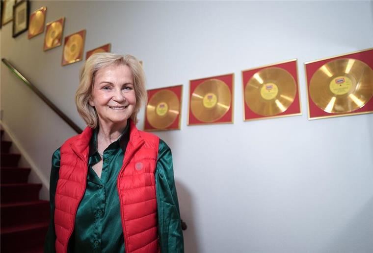 Die Königin der Hörspiele: Heikedine Körting wird 80 Heikedine Körting mit ihren vielen Goldenen Schallplatten.