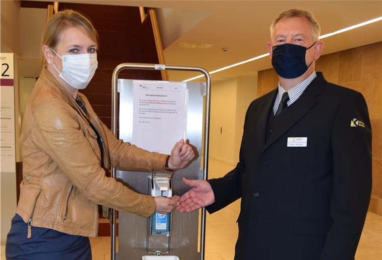 Heiko Bader, Betriebsleiter bei Kötter-Security, sorgt dafür, dass niemand ohne Desinfektion ins KBR kommt. Das gilt auch für seine Kollegin Christin Kellner. 