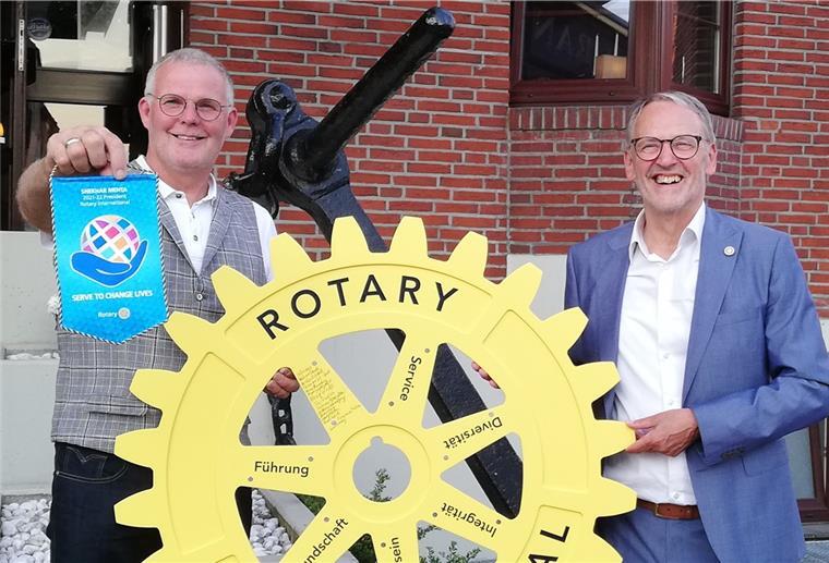 Wesermarsch: Rotarier danken Pflegekräften mit Gutscheinen Heiko Holthusen (links), Präsident des Rotary Clubs Brake-Unterweser berichtete Governor Gerd Beckmann von der Gutschein-Aktion, mit der die Rotarier Beschäftigten in Pflegeeinrichtungen für ihren Einsatz während der Corona-Pandemie Dank sagen möchten.
