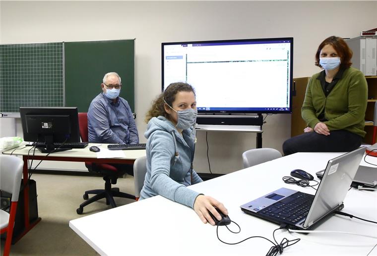 Homeschooling: Zwischen Faszination und Sorge Heiko Kuhlmann (von links), Bettina Lewerenz und Schulleiterin Melanie Rummel gehören zum Digital-Team der Zinzendorfschule in Tossens. Uwe Hänßler, der die Schul-Cloud eingeführt hat, fehlt auf dem Foto.