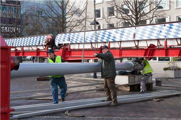 Heiko Schierenbeck (Mitte) und seine Helfer haben angefangen, die große Ritschbahn für den Weihnachtsmarkt aufzubauen.