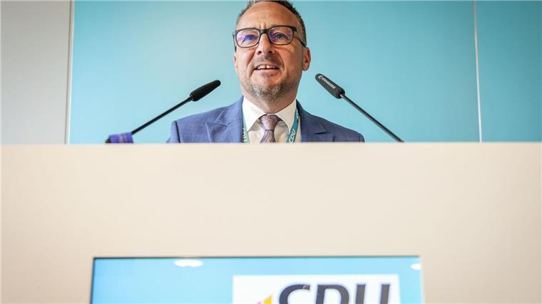 Bremer CDU bestätigt Vorsitzenden Strohmann auf Parteitag Heiko Strohmann, wieder gewählter Landesvorsitzender der Bremer CDU, spricht beim Landesparteitag der CDU Bremen Dankesworte.