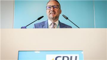 Heiko Strohmann, wieder gewählter Landesvorsitzender der Bremer CDU, spricht beim Landesparteitag der CDU Bremen Dankesworte.