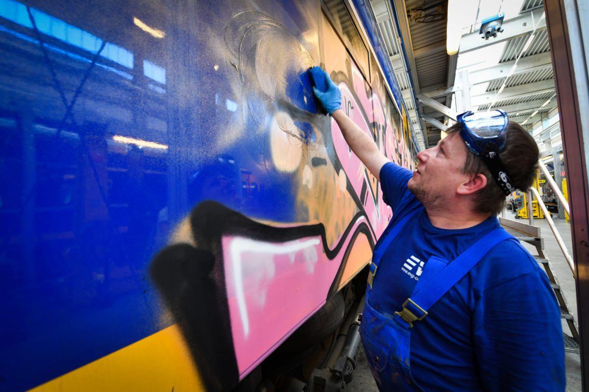 Heiko Würfel entfernt hauptberuflich Graffiti von den Zügen der Nordwestbahn.