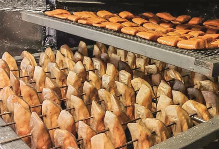 Franke – Traditionelles Räuchern Heilbutt- und Lachs-Stremel aus dem Räucherofen.