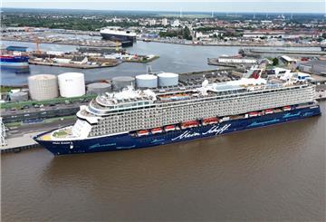 Die Mein Schiff 3 liegt am Bremerhaven Cruise Port an der Columbuskaje.