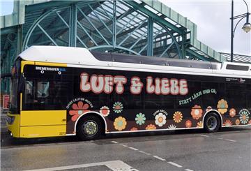 Bus mit einer Beklebung Luft & Liebe