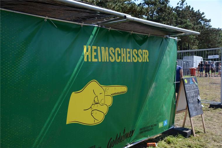 So macht man auf dem Deichbrand sein Geschäft Heimscheißer sind auf dem Deichbrand genau richtig. Zumindest auf den Toiletten von Goldeimer.