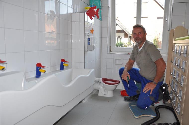 Heiner Hülsmann vom Bauhof der Stadt Nordenham bei letzten Installationsarbeiten in der Toilette der Esenshammer Krippenkinder.