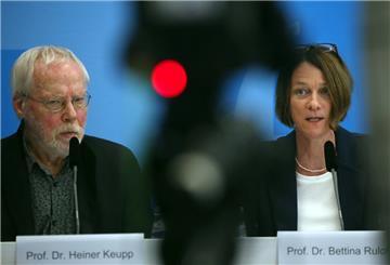 Heiner Keupp, Mitglied der Aufarbeitungskommission, und Bettina Rulofs, leitende Autorin der Studie, nehmen im Bundesfamilienministerium an der Vorstellung der Studie "Sexualisierte Gewalt und sexueller Kindesmissbrauch im Kontext des Sports" teil und beantworten Fragen von Journalisten.
