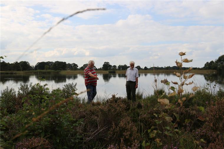 Wollingster See: Auf dem Weg zum Weltnaturerbe? Heino Runge (links) vom Förderverein Wollingster See und Dr. Eike Rachor (BUND) untersuchen die Pflanzenwelt an dem Gewässer in der Gemeinde Beverstedt.