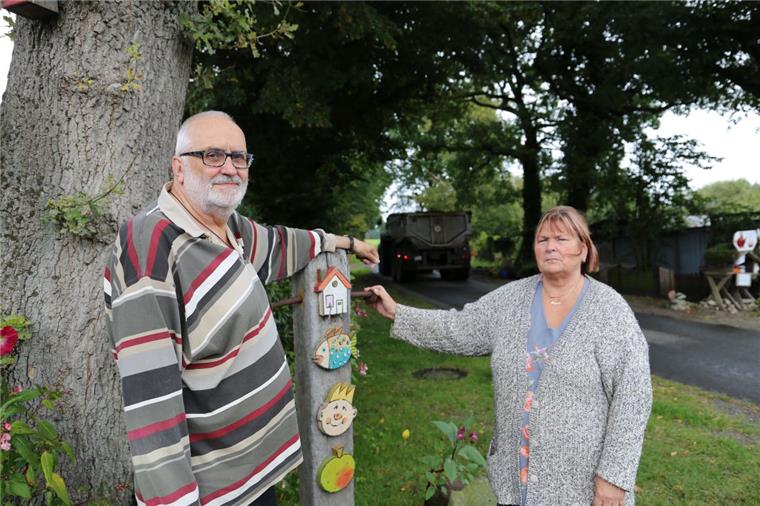 Lärm durch Baustellenverkehr: Anwohner in Bokel genervt Heinz Glaasker und Nachbarin Rita Jordan sind genervt vom Dauerlärm durch die Gespanne mit ihrer tonnenschweren Last (im Hintergrund), die sich durch die enge Straße „Am Rhein“ zwängen.