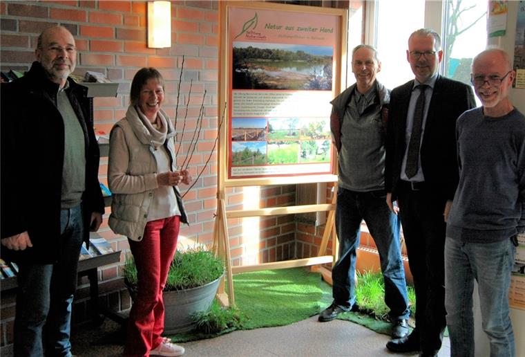Tarmstedt: Wanderausstellung im Rathaus Heinz-Hermann Holsten (von links), Christiane Looks, Manfred Radtke, Frank Holle und Joachim Looks vor einem Beispiel gelungenen Naturschutzes in Bülstedt. Die Wanderausstellung „Auf dem Weg“ ist noch vier Wochen lang in Tarmstedt zu bestaunen.