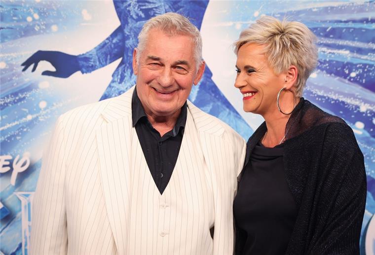 Hoenig mit 71 Jahren Vater geworden: "Ich bin überglücklich" Heinz Hoenig, Schauspieler, und seine Frau Annika kommen zur Deutschlandpremiere des Disney-Musicals "Die Eiskönigin“ auf dem Blauen Teppich im Stage Theater an der Elbe.