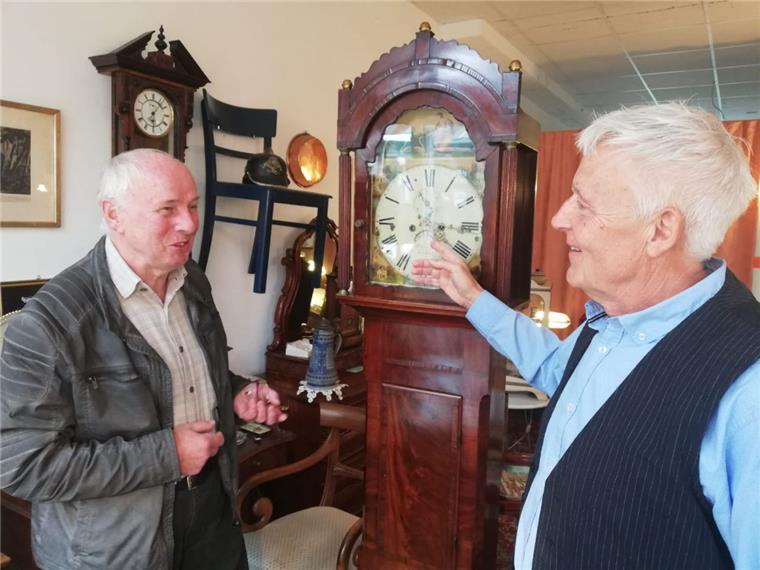 Lindenhof-Zentrum in Langen: Antiquitätenhändler geht raus Heinz Naewig aus Beverstedt (links) sucht das Gespräch mit Antilquitätenhändler Manfred de Buhr. Er weiß um das Fachwissen des 76-Jährigen im Lindenhof-Zentrum. Wer künftig in seinem Laden zu finden sein wird, steht noch nicht fest.