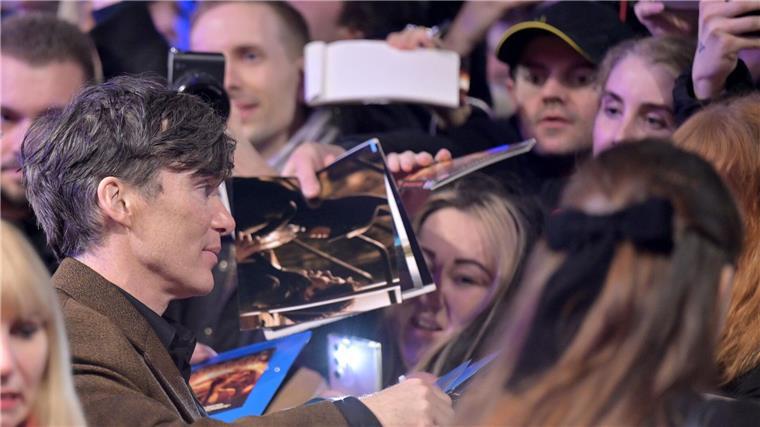Berlinale gestartet: Prunk und Protest bei Eröffnung Heiß begehrt: Cillian Murphy gibt am Eröffnungsabend der Berlinale Autogramme.