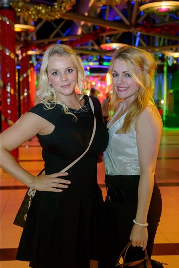 Heiß, heißer, Weihnachtszauber: Christin (links) und Jasmin. 