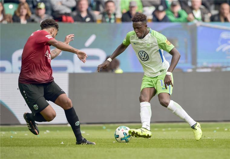 Heißes Duell der Niedersachsen: Wolfsburgs Divock Origi (rechts) im Zweikampf mit Hannovers Felipe. 