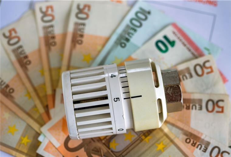 Prognose: Heizkosten steigen in diesem Jahr deutlich Heizkostenthermostat vor Geldscheinen.