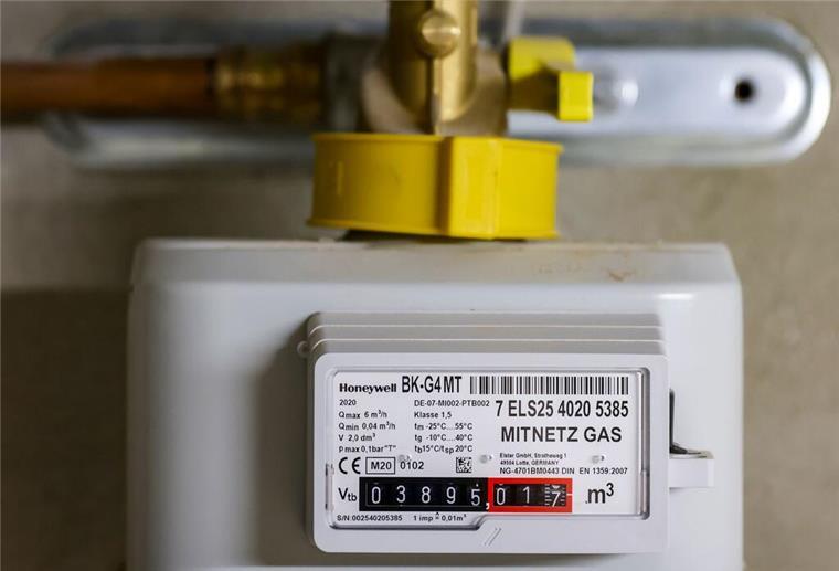 Steigende Betriebskosten: Bremerhavener Mieterverein schlägt Alarm Ein Gaszähler hängt an einer Wand.