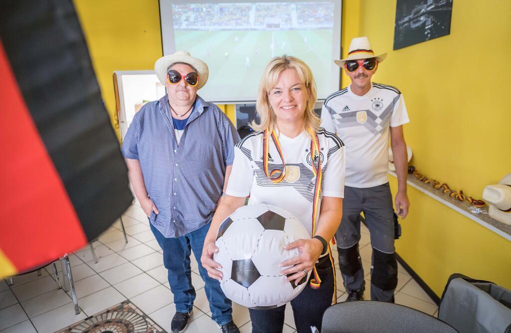 Jonny Voigt feiert mit seinen Mitarbeitern bei der Fußball-WM.