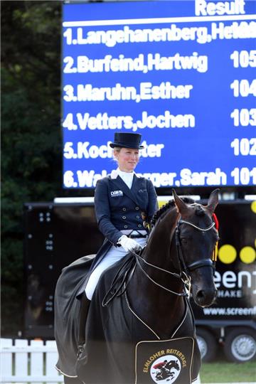 Helen Langehanenberg eroberte die Herzen der Besucher in Elmlohe mit Damsey FRH.