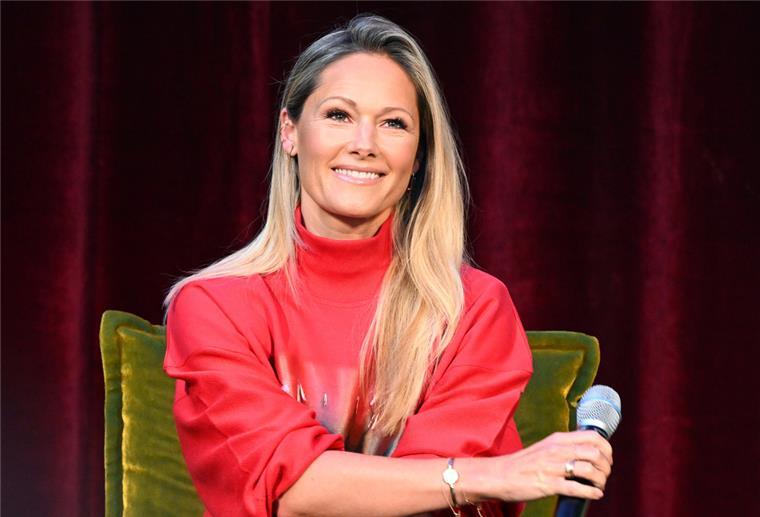 Helene Fischer, Schlagersängerin, sitzt auf einem Podium.