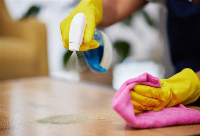 Hartnäckige Flecken loswerden Reinigungsmittel auf Holztisch