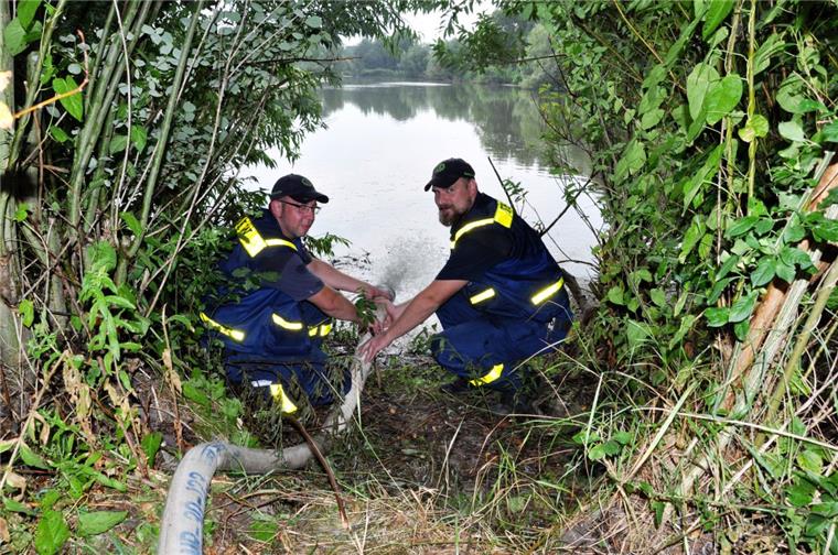THW hilft Fischern bei Rettung der Tossenser Pütte Helfer des THW leiten seit Montagabend frisches Wasser in die Pütte.