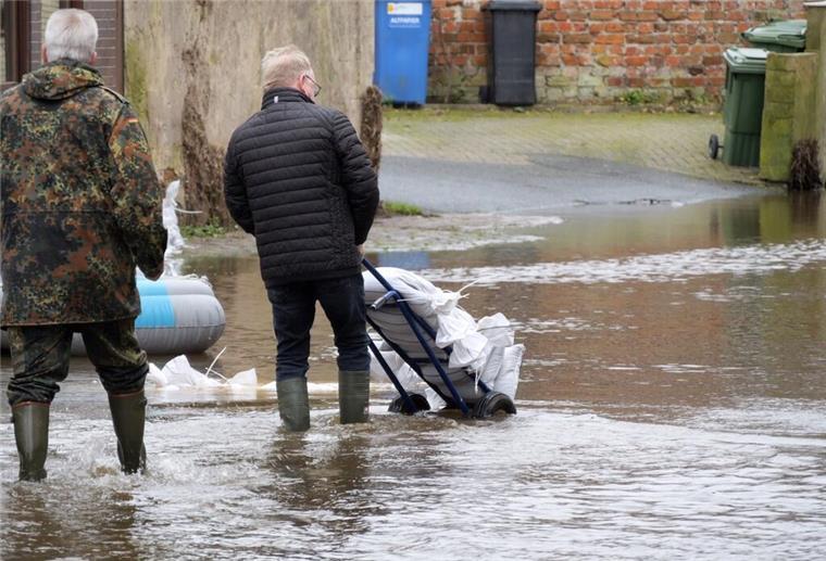 Wie steht das Cuxland in Sachen Hochwasserschutz da? Helfer transportieren Sandsäcke, um die Verdener Innenstadt im Dezember 2023 vor dem Aller-Hochwasser zu schützen.