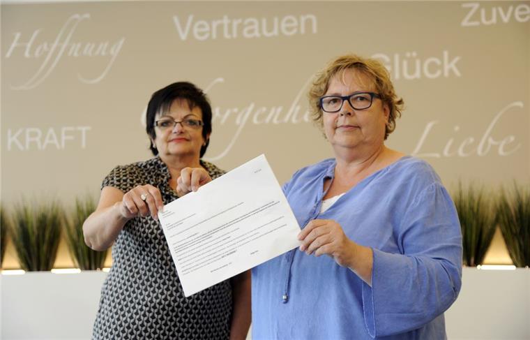 Helga Paul (rechts) und Anne Monsees wollen Unterschriften für den Erhalt der ambulanten Behandlung bei Professor Friedmann sammeln.