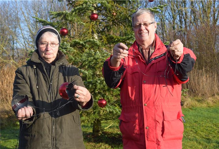 Helga und Rolf Cornelius sind verärgert. Am Dienstagabend haben Unbekannte die Dekoration des Weihnachtsbaumes in Hoffe beschädigt. Weihnachtskugeln wurden zerstört und die Kabel der Lichterketten durchgerissen.