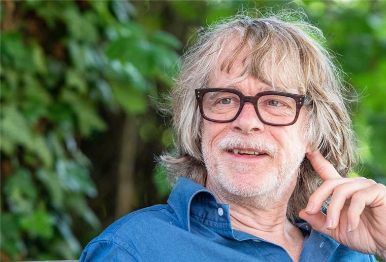 Helge Schneider: „Das Internet ist ja voll von Mist“ Helge Schneider, Musiker und Entertainer, spricht in seinem Garten mit einem Journalisten.