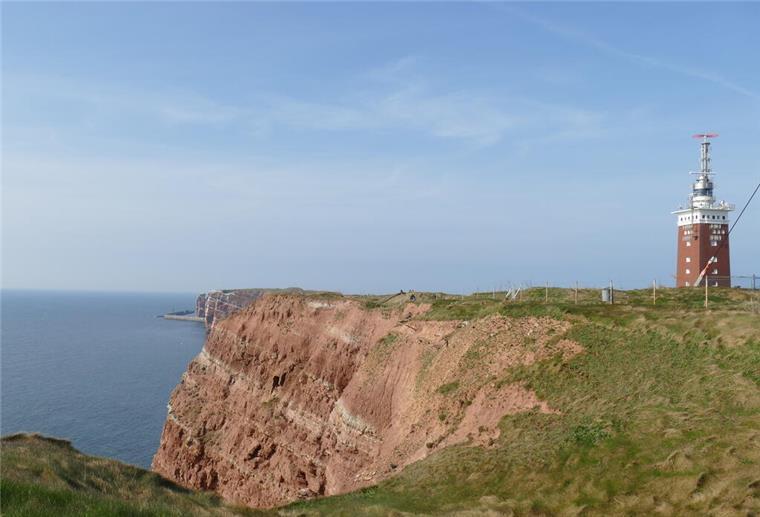 Hier könnt ihr steuerfrei Einkaufen: Das steckt hinter Helgolands Sonderstatus Der Klippenrandweg auf Helgoland. Helgoland ist eine Hochseeinsel.