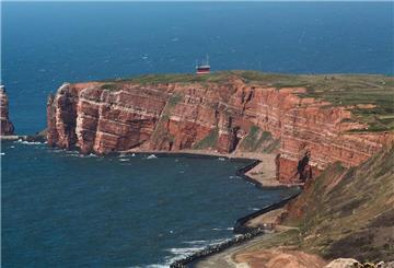 Blick auf die Nordseeinsel Helgoland. Die Gästezahl ist 2024 im Vergleich zum Vorjahr wieder leicht gestiegen.