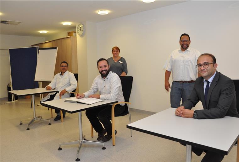 Helios baut Kooperation der Kliniken Nordenham und Cuxhaven aus Helios verstärkt die Zusammenarbeit zwischen den Standorten Nordenham und Cuxhaven. Dr. Orhan Kahraman (rechts), Chefarzt der Allgemeinchirurgie in Nordenham, wird nun auch Chefarzt dieser Abteilung an der Cuxavener Helios-Klinik. Er bleibt ärztlicher Direktor in Nordenham. Unser Bild zeigt weiterhin (von links) Dr. Mohamed Al-Mwalad, ärztlicher Direktor bei Helios in Cuxhaven und Geschäftsführer Georg Thiessen (Mitte) sowie stehend die beiden Pflegedirektoren Kathrin Nehls (zuständig für die Kliniken Nordenham und Sahlenburg) und Bernd Hartig (Cuxhaven).