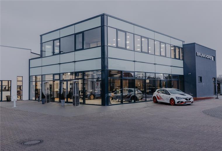 Expansion des Autohauses Brunkhorst geht weiter Hell, freundlich und transparent präsentiert sich das jetzt zweistöckige Brunkhorst-Firmengebäude. Im oberen Stockwerk befinden sich Büros und Sozialräume, unten die Ausstellungs- und Empfangshalle für die Kunden.