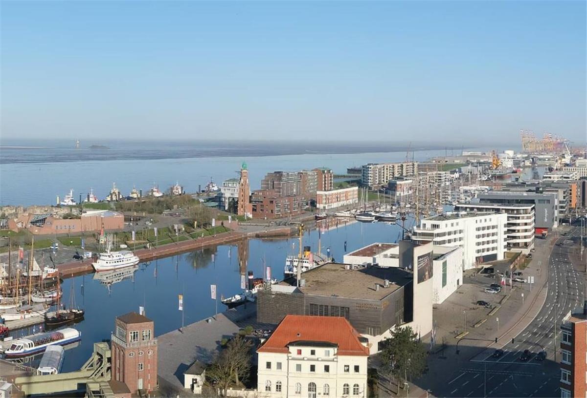 Hell und sonnig ist am Neuen Hafen in Bremerhaven. Kaum eine Wolke ist am Himmel zu sehen.