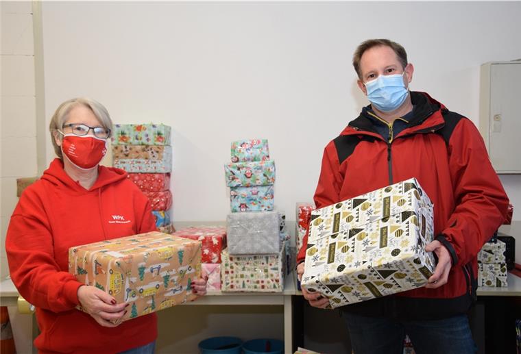 Nordenham: 1659 Geschenke für bedürftige Kinder Hella Bessel und Sven Lukat haben beim Verpacken der Geschenke in die Umkartons am vergangenen Samstag tatkräftig mit angepackt.