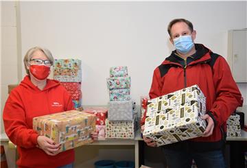 Hella Bessel und Sven Lukat haben beim Verpacken der Geschenke in die Umkartons am vergangenen Samstag tatkräftig mit angepackt.