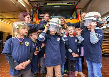Helm auf, rauf aufs rote auto: Die kleinen "Feuerfunken" der neuen Kinderfeuerwehr können es nicht erwarten, mit den "Großen" zu lernen, wie die Feuerwehr Menschen retten kann.Treffpunkt für die "Feuerfunken" ist das Haus der Freiwilligen Feuerwehr in Weddewarden.  Foto Scheschonka