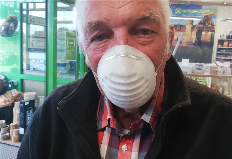 Kunden achten beim Einkaufen auf den Sicherheitsabstand Helmut Haag aus Kührstedt schützt sich. Das hat er auch getan, als es die Maskenpflicht noch nicht gab.
