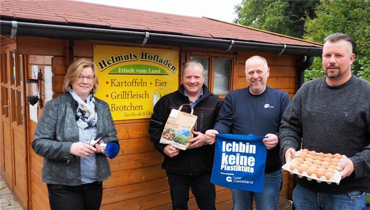 Eier, Milch und Dauerwelle im Hofladen Helmut und seine Lieferanten: Ute Müller, Peter Wittschieben-Kück,
Helmut Müller, Dennis Wolff von der Lieth (von links).