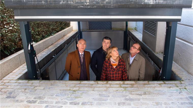Helmut Zangel (Christoph Süß, l.) und seine Kommissare Harald Neuhauser (Marcus Mittermeier, 2.v.l.), Angelika Flierl (Bernadette Heerwagen, 2.v.r.) und Ludwig Schaller (Alexander Held, r.) begutachten das beeindruckende Anwesen von Dr. Schön.