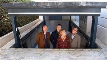 Helmut Zangel (Christoph Süß, l.) und seine Kommissare Harald Neuhauser (Marcus Mittermeier, 2.v.l.), Angelika Flierl (Bernadette Heerwagen, 2.v.r.) und Ludwig Schaller (Alexander Held, r.) begutachten das beeindruckende Anwesen von Dr. Schön in einer Szene vom ZDF-Krimi „München Mord - Der gute Mann vom Herzogpark“.