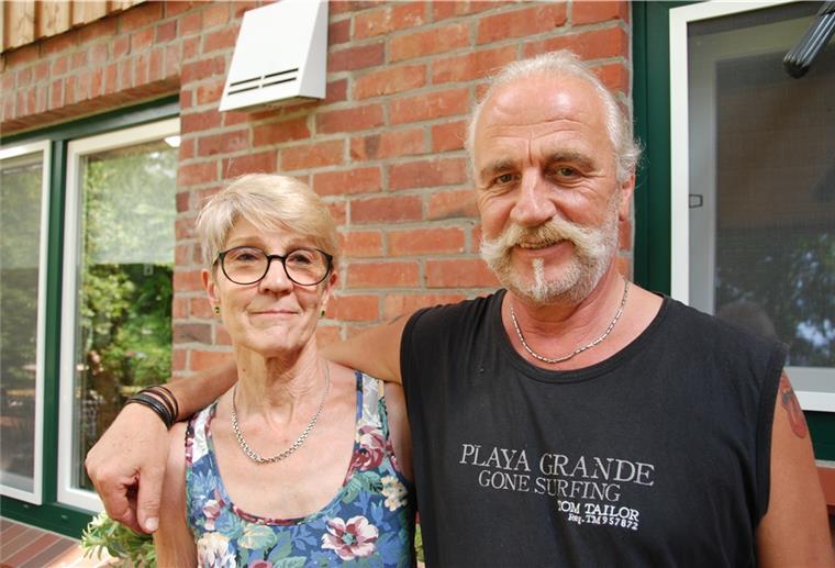 Flögeln: Helmuth Kirch im Traktor auf Spendentour Helmuth Kirch freut sich auf seine Treckertour. Ehefrau Petra drückt ihm die Daumen, während sie in Flögeln bleibt.