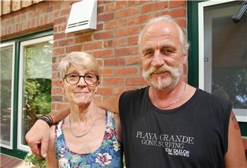 Helmuth Kirch freut sich auf seine Treckertour. Ehefrau Petra drückt ihm die Daumen, während sie in Flögeln bleibt.
